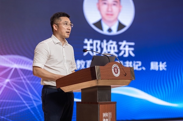  溫州市教育局黨委書記、局長(zhǎng)鄭煥東講話。溫州市教育局供圖
