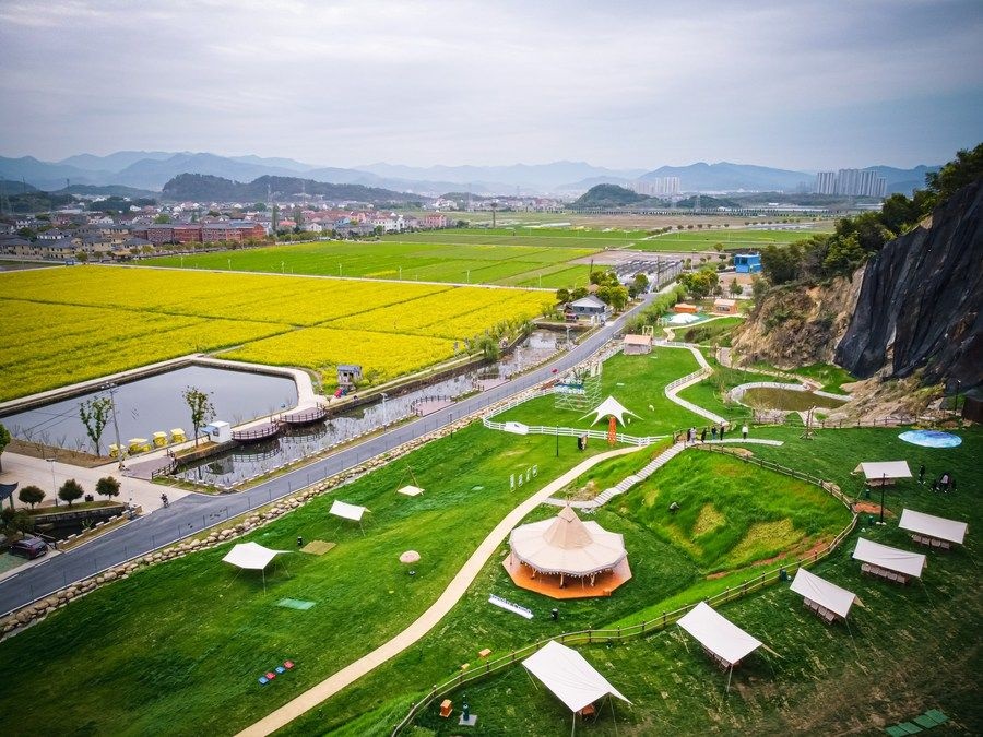  浙江省諸暨市楓橋鎮(zhèn)杜黃新村用廢棄礦山改造的露營旅游地（2023年3月29日攝）。