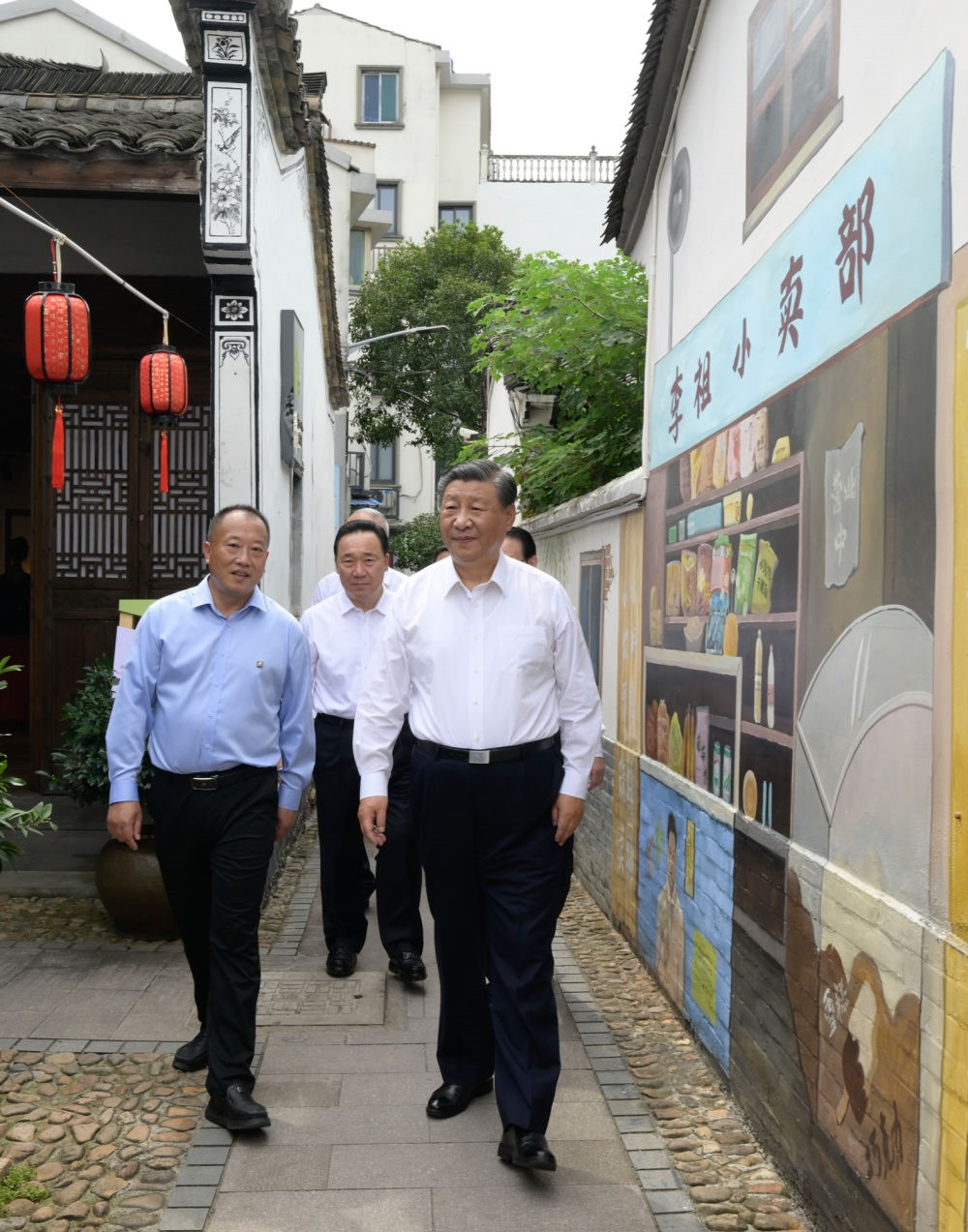 20日上午，習近平在金華市義烏市后宅街道李祖村考察。