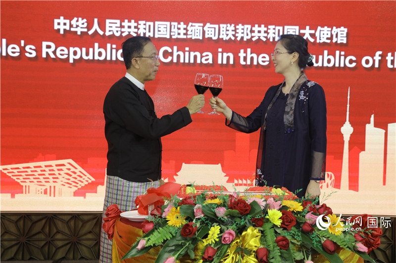 圖為曹靜臨時代辦與溫欣副總理祝酒。人民網(wǎng)記者 謝佳君攝