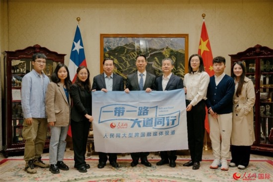 牛清報(bào)大使（中）與人民網(wǎng)、人民日?qǐng)?bào)社記者合影。 人民網(wǎng)記者 張若涵攝