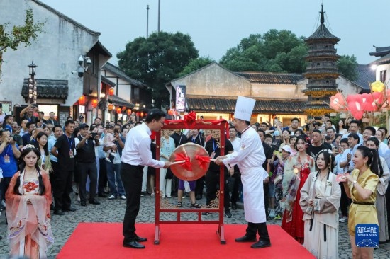 9月27日拍攝的2023年南翔國潮大會暨第十七屆上海南翔小籠文化展開幕儀式現(xiàn)場。