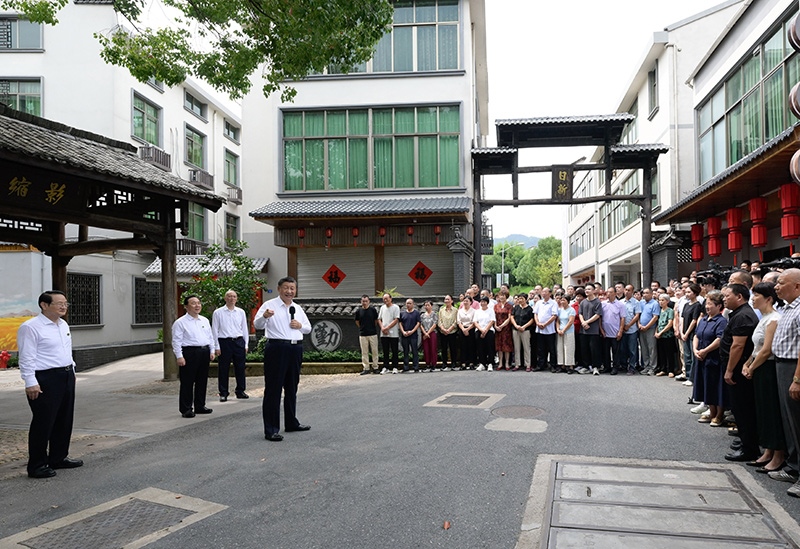 2023年9月20日，習(xí)近平在浙江省金華市義烏市后宅街道李祖村考察時(shí)，同群眾親切交流。