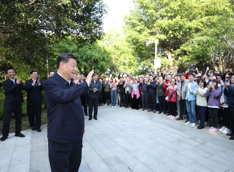 2021年3月24日，習(xí)近平在福建省福州市福山郊野公園考察時(shí)，向市民們招手致意。