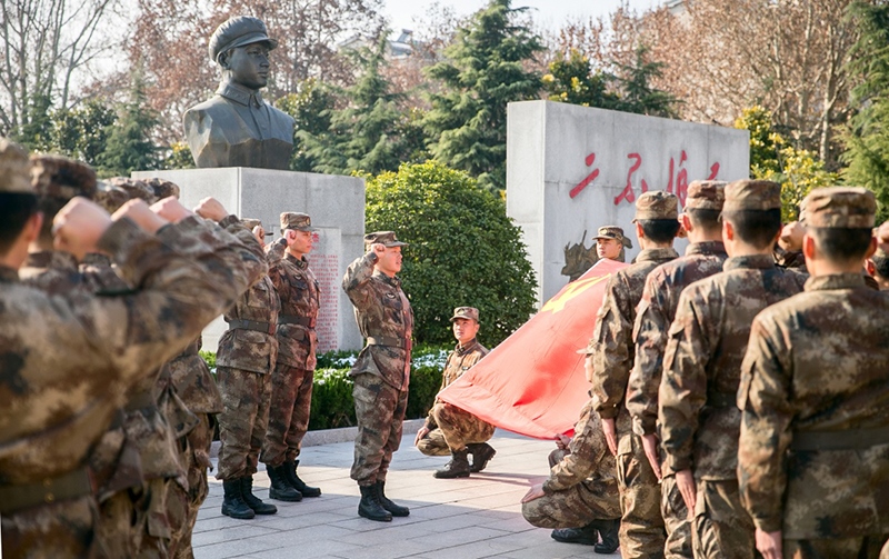 2018年12月14日，陸軍第71集團(tuán)軍某合成旅王杰生前所在連官兵組織黨員重溫入黨誓詞