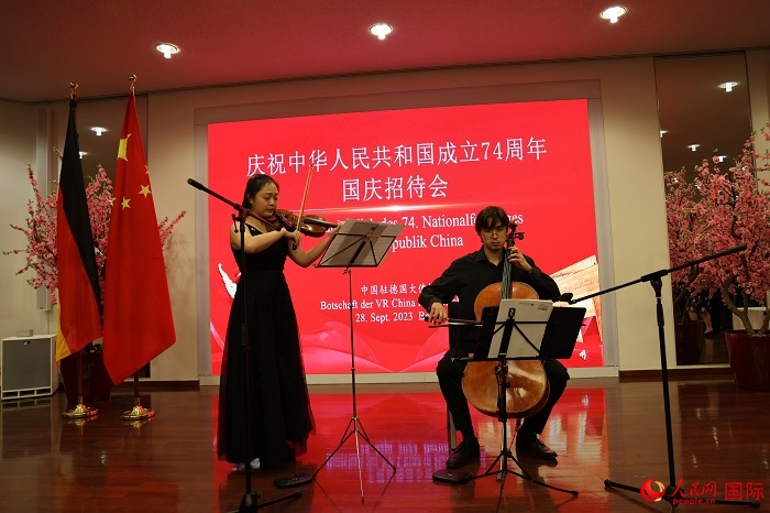 青年音樂家為來賓們現(xiàn)場(chǎng)演奏《我和我的祖國(guó)》。人民網(wǎng)記者 劉仲華攝