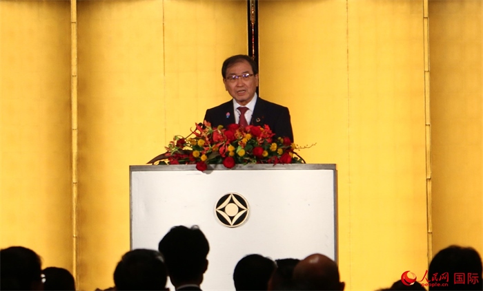 日本經(jīng)濟(jì)團(tuán)體聯(lián)合會(huì)會(huì)長十倉雅和發(fā)表致辭。人民網(wǎng) 許可攝