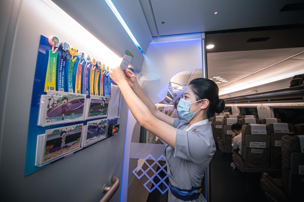 2023年9月16日，復(fù)興號(hào)亞運(yùn)智能動(dòng)車組列車正式載客運(yùn)營。新華社記者 江漢 攝