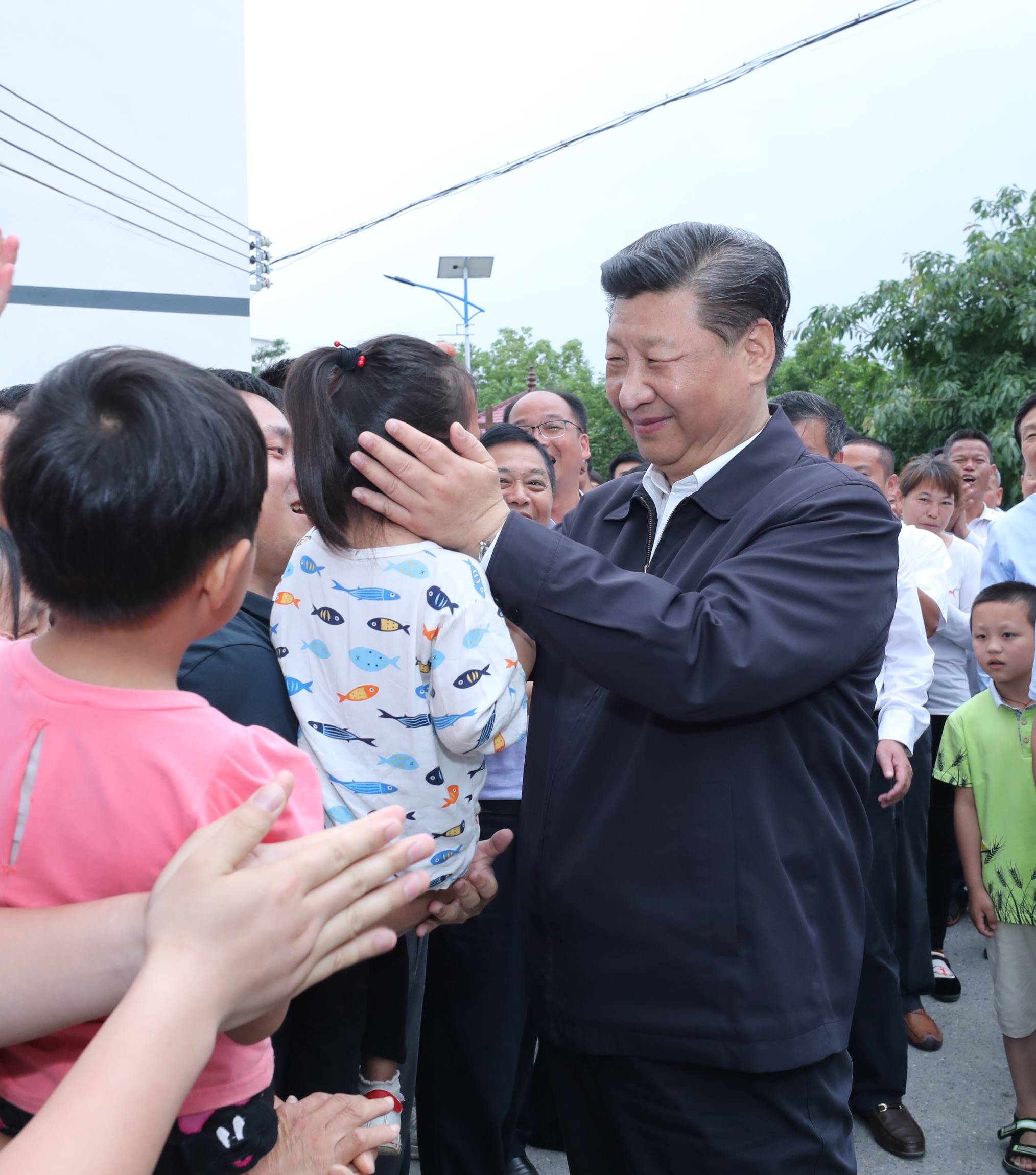 2019年5月20日，中共中央總書記、國家主席、中央軍委主席習(xí)近平深入贛南老區(qū)考察調(diào)研。這是習(xí)近平來到贛州市于都縣梓山鎮(zhèn)潭頭村親切看望老區(qū)群眾。新華社記者 鞠鵬 攝