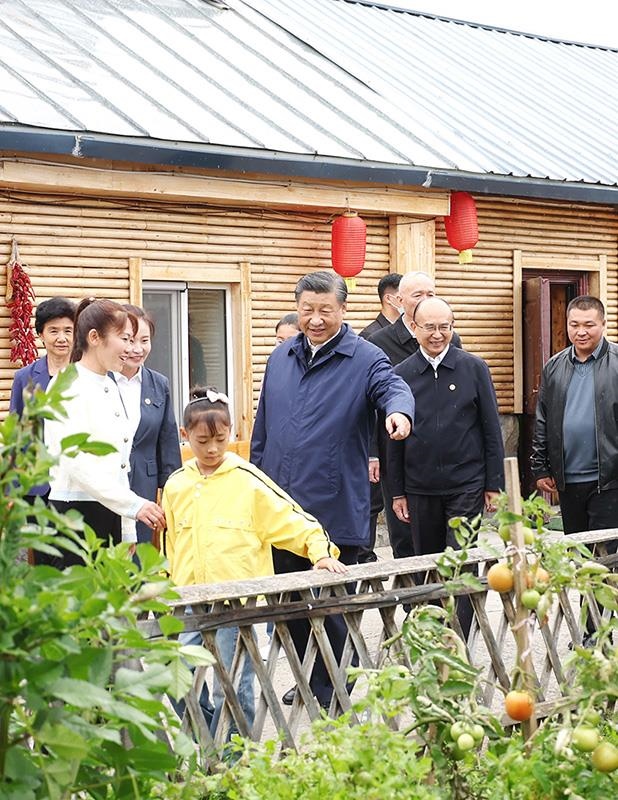 △2023年9月6日，習近平總書記在黑龍江漠河市北極村村民史瑞娟家的民宿小院考察。