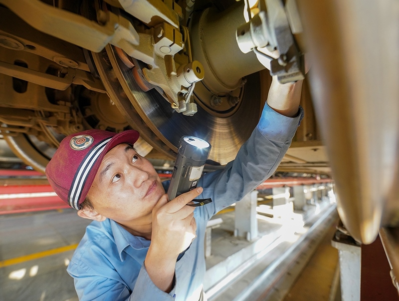 陳浦燕在對入庫動車組進(jìn)行巡檢作業(yè)。受訪者供圖