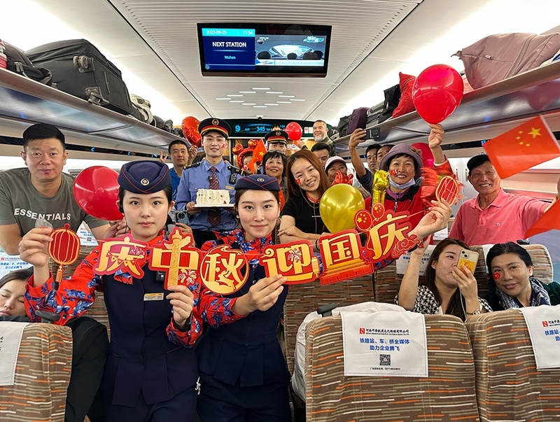 孫柄全與班組人員、旅客共同“慶中秋，迎國慶”。受訪者供圖