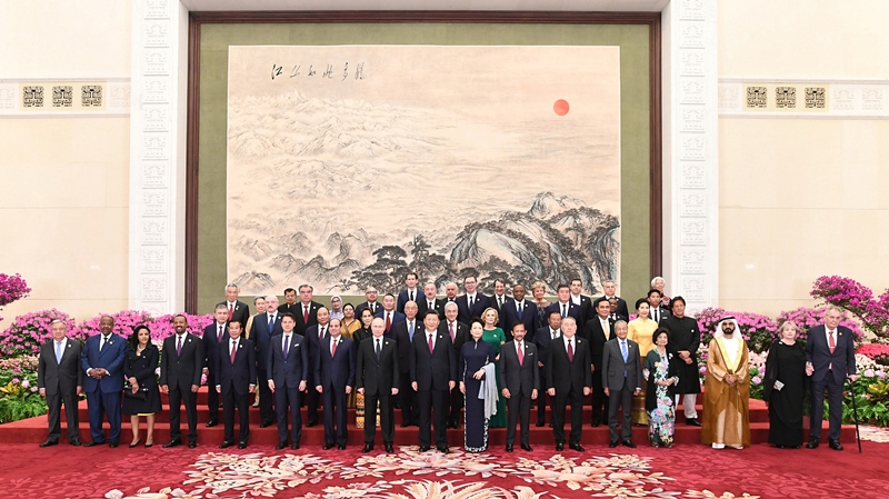 2019年4月26日，習(xí)近平主席和夫人彭麗媛在北京人民大會(huì)堂舉行宴會(huì)，歡迎出席第二屆“一帶一路”國(guó)際合作高峰論壇的外方領(lǐng)導(dǎo)人夫婦及嘉賓。這是習(xí)近平和彭麗媛同外方領(lǐng)導(dǎo)人夫婦及嘉賓合影留念。