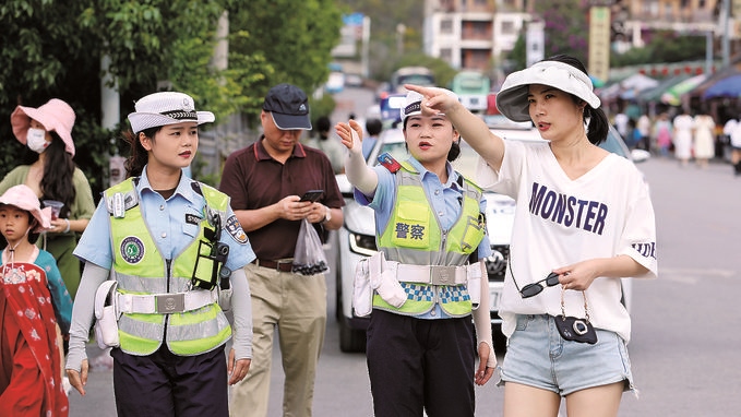 女子中隊隊員在小七孔景區(qū)給游客指路。莫玄毅攝