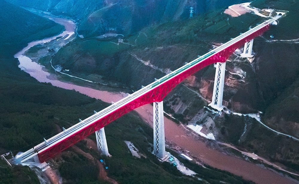 中老鐵路首發(fā)列車駛過中國云南省元江哈尼族彝族傣族自治縣境內(nèi)的元江雙線特大橋（2021年12月3日攝，無人機照片）。