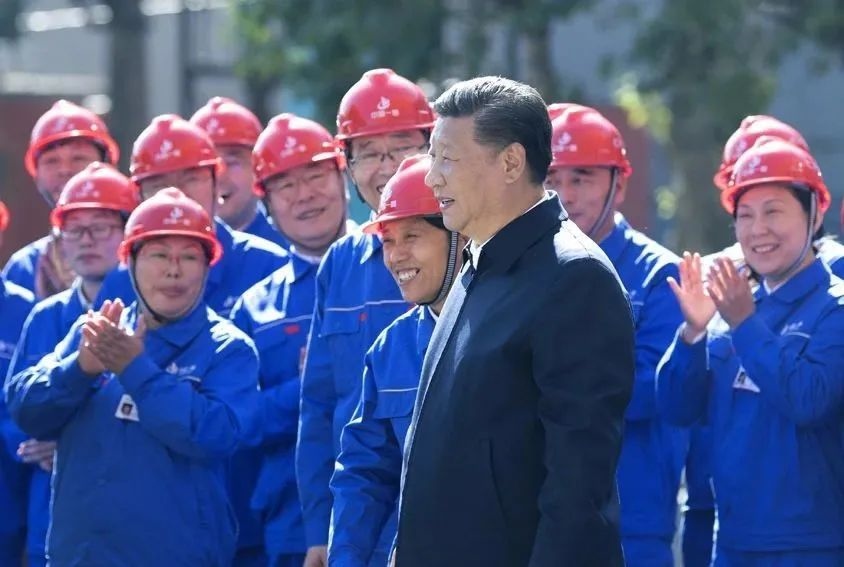 △2018年9月26日，習近平總書記來到中國一重集團，同工人親切交流。
