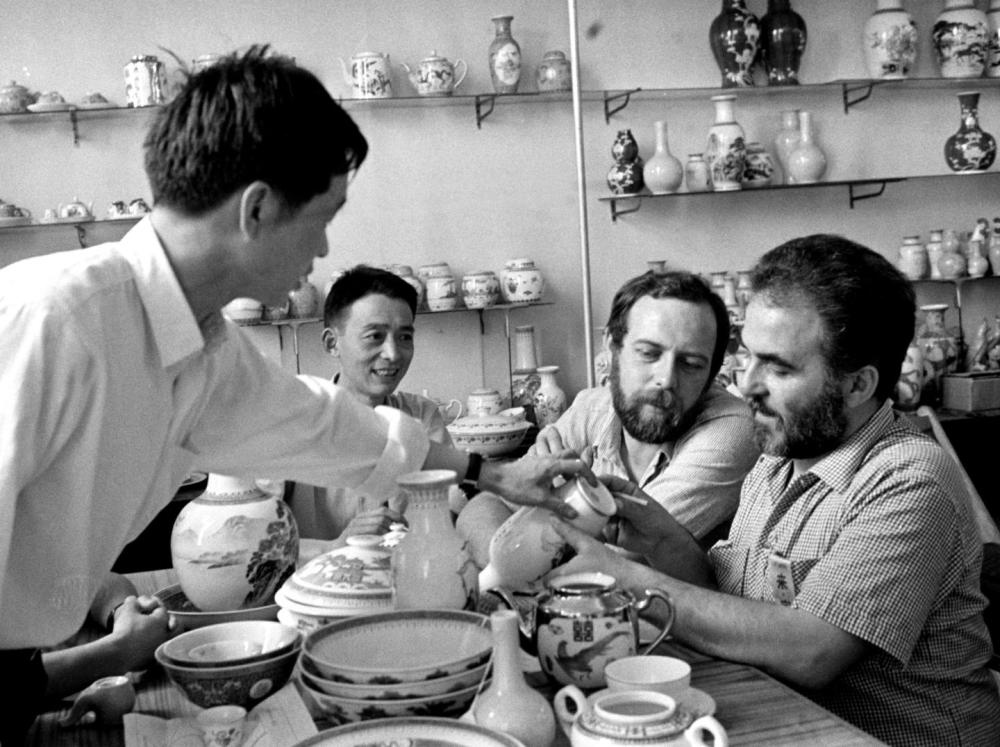 ↑ 在1978年的廣交會上，意大利客商在洽談選購景德鎮(zhèn)瓷器。