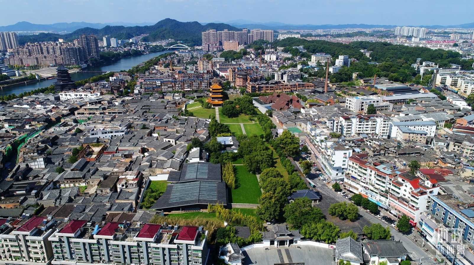 △景德鎮(zhèn)陶陽里歷史文化街區(qū)俯瞰。（總臺(tái)央視記者范凱拍攝）