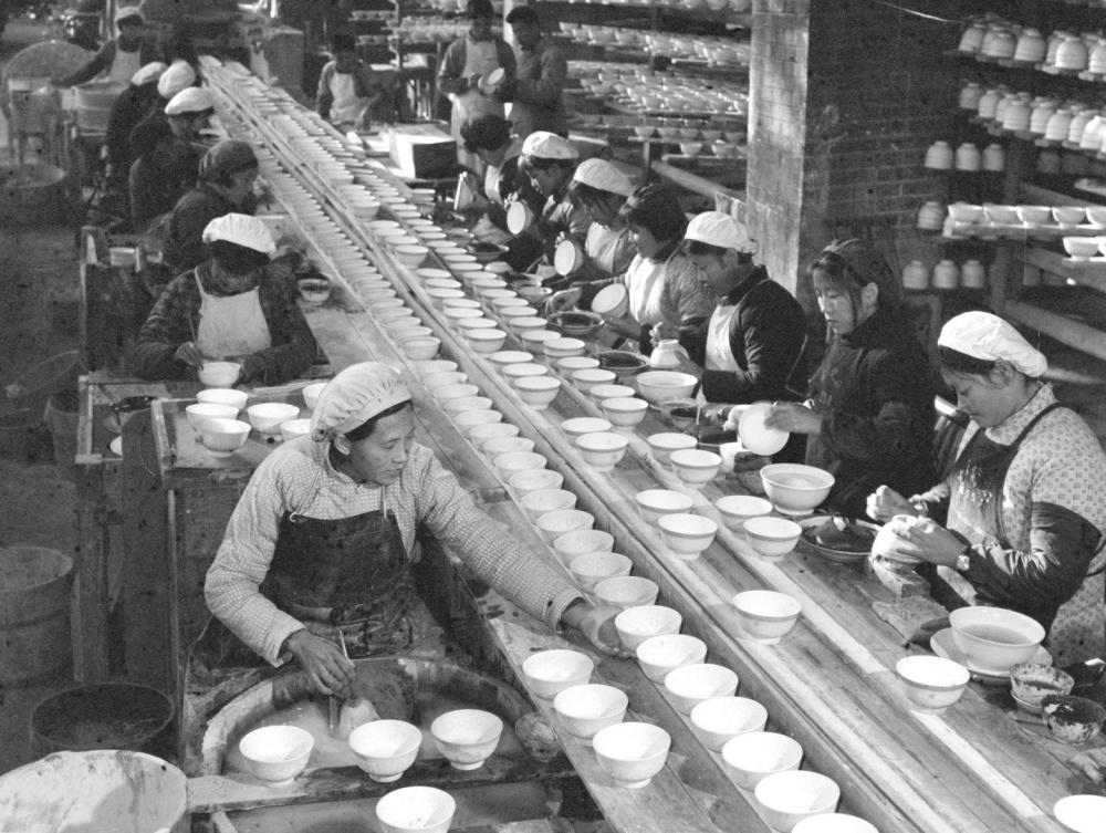 ↑ 1978年，景德鎮(zhèn)為民瓷廠工人生產(chǎn)日用瓷。