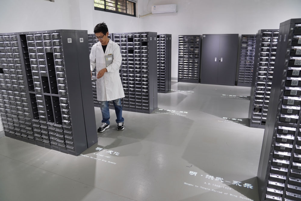 ↑工作人員在古陶瓷基因庫里工作（2023年5月16日攝）。