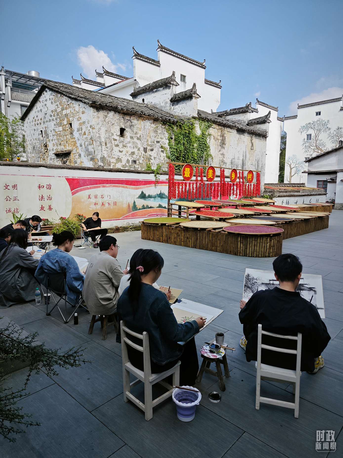 △來自中國(guó)美術(shù)學(xué)院的同學(xué)在石門村寫生。（總臺(tái)央視記者郁振一拍攝）