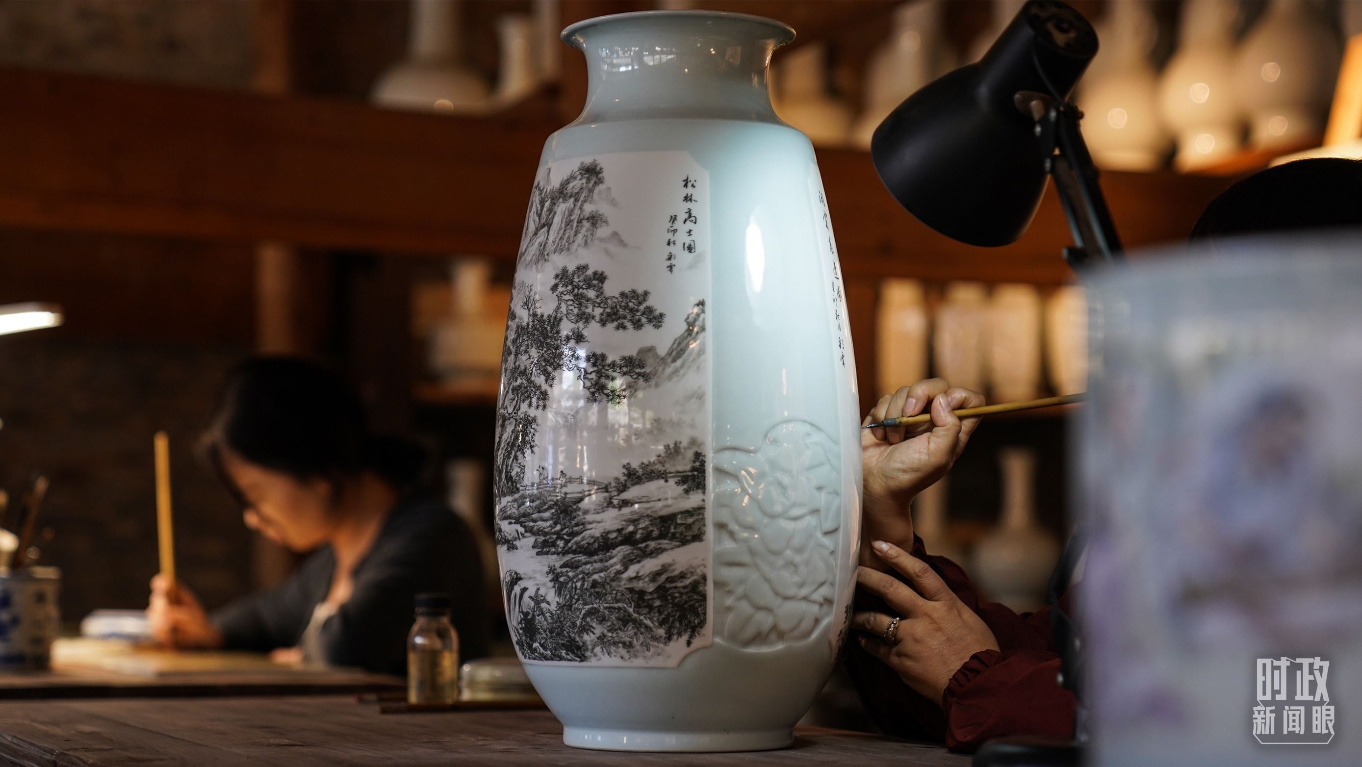 △陶瓷畫師正在繪制瓷器。（總臺(tái)國(guó)廣記者李晉拍攝）