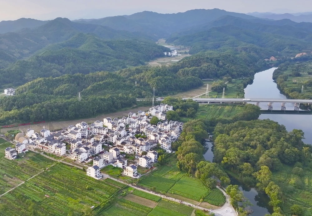 俯瞰婺源縣王村石門自然村（2023年10月11日攝）。