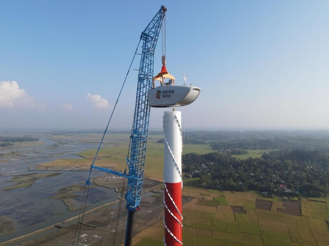 孟加拉國科巴風電項目首臺風機吊裝。國家電投供圖