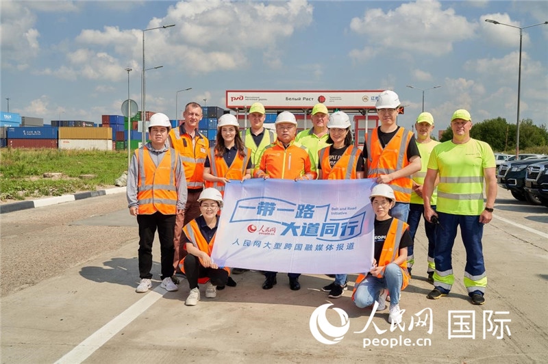 人民網(wǎng)記者在莫斯科別雷拉斯特物流中心采訪。