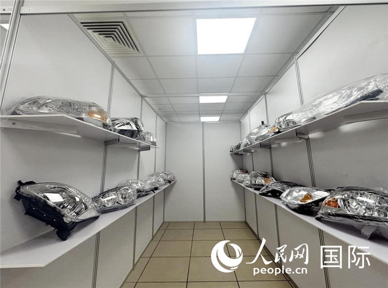 在位于莫斯科格林伍德國際貿(mào)易中心的浙江寧波優(yōu)質(zhì)商品展銷中心內(nèi)，展示著來自浙江寧波慈溪市的汽車配件樣品。人民網(wǎng)記者 申佳平攝