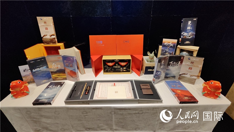 中央廣播電視總臺精品節(jié)目及文創(chuàng)產(chǎn)品展臺。人民網(wǎng) 蔣曉辰攝