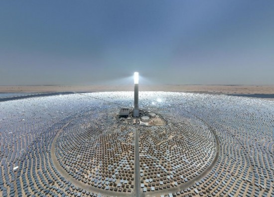 這是2022年8月在阿聯酋迪拜拍攝的上海電氣迪拜光熱光伏復合項目（無人機照片）。新華社發(fā)