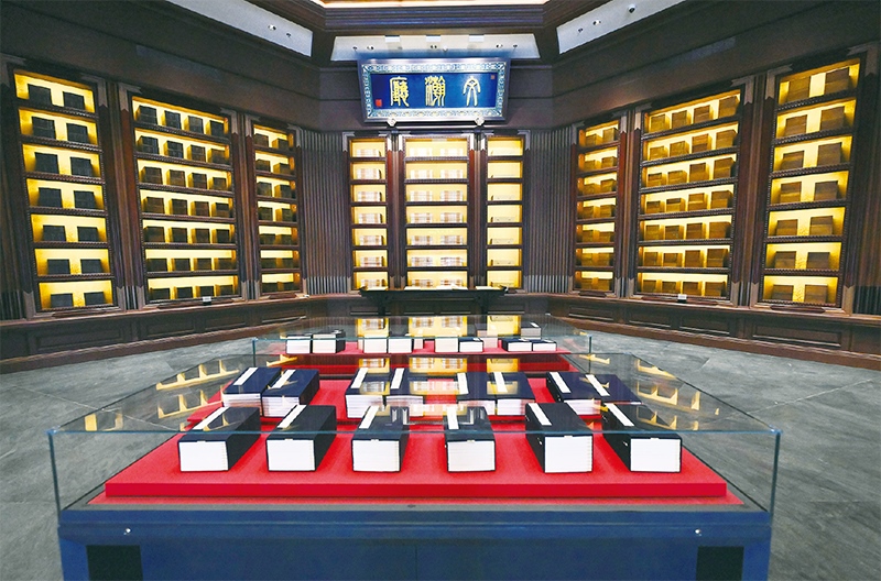 建設(shè)中國國家版本館，是以習(xí)近平同志為核心的黨中央作出的重大決策，是文明大國建設(shè)的基礎(chǔ)工程，是功在當(dāng)代、利在千秋的標(biāo)志性文化工程，充分體現(xiàn)了我們黨傳承發(fā)展中華文化的高度自覺、汲取歷史智慧更好走向未來的歷史主動。圖為2023年5月拍攝的中國國家版本館中央總館文瀚廳。 新華社發(fā)