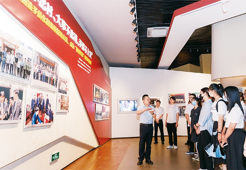 黨的十八大以來，習(xí)近平總書記多次對堅持和發(fā)展“楓橋經(jīng)驗”作出重要指示，推動新時代“楓橋經(jīng)驗”在基層社會治理中煥發(fā)勃勃生機(jī)。圖為青年學(xué)子在浙江省諸暨市楓橋鎮(zhèn)的楓橋經(jīng)驗陳列館參觀學(xué)習(xí)（2022年8月25日攝）。 新華社記者 徐昱/攝