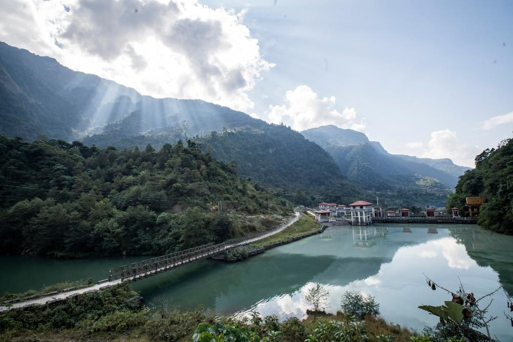 這是2022年11月8日拍攝的尼泊爾上馬相迪A水電站大壩。上馬相迪A水電站位于尼泊爾西部勒姆宗縣，2013年1月開工建設(shè)，2017年1月1日投入商業(yè)運(yùn)營。該水電站投入運(yùn)營以來，極大緩解了尼泊爾電力緊缺局面。新華社發(fā)（哈里·馬哈爾詹 攝）