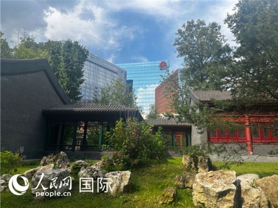 莫斯科中國貿(mào)易中心的中式園林“華銘園”一角。人民網(wǎng)記者 申佳平攝