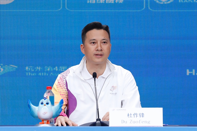 杭州亞殘運(yùn)會(huì)火炬?zhèn)鬟f指揮中心副指揮長杜作鋒介紹火炬?zhèn)鬟f工作安排。杭州亞殘組委供圖