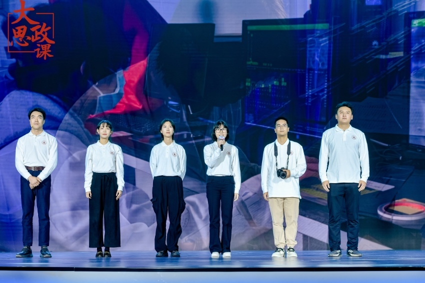 四川大學(xué)三星堆遺址考古隊(duì)隊(duì)長、考古文博學(xué)院教授黎海超和四川大學(xué)三星堆遺址考古隊(duì)隊(duì)員們