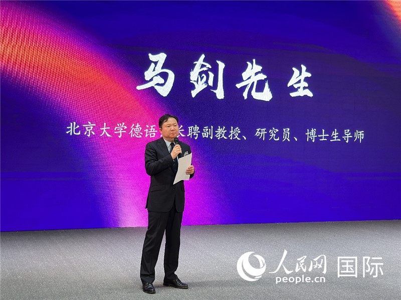 北京大學(xué)德語系長聘副教授馬劍點(diǎn)評學(xué)生表現(xiàn)。（攝影：張麗鷗）
