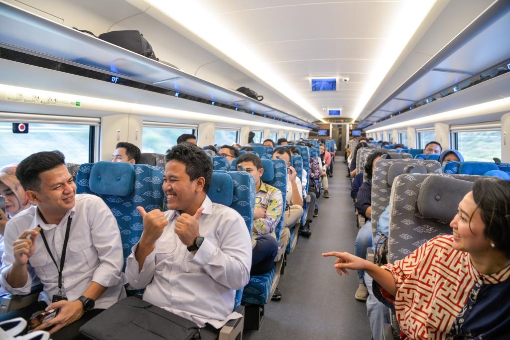 10月17日，乘客在行駛中的雅萬高鐵高速動(dòng)車組列車車廂內(nèi)交談。
