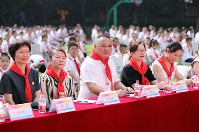 圖②：全國人大代表與朵力小學(xué)學(xué)生一起聽課。