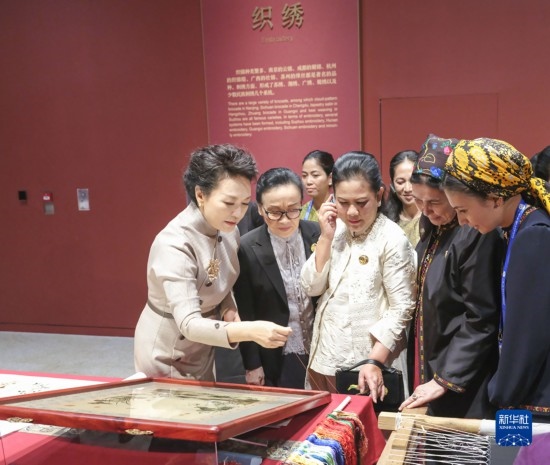  10月18日上午，國家主席習(xí)近平夫人彭麗媛邀請出席第三屆“一帶一路”國際合作高峰論壇的外方領(lǐng)導(dǎo)人夫人參觀中國工藝美術(shù)館（中國非物質(zhì)文化遺產(chǎn)館）。這是彭麗媛同外方領(lǐng)導(dǎo)人夫人觀看刺繡。新華社記者 殷博古 攝