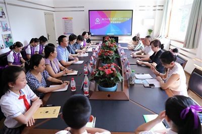 圖⑤：法治宣講結(jié)束后，重慶五中院組織召開座談會，聽取人大代表和朵力小學(xué)教師、家長代表對法院未成年人保護(hù)工作的意見建議。