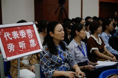 圖④：重慶五中院在西南政法大學(xué)開庭審理一起執(zhí)行異議之訴二審案，重慶市人大代表張濤（左一）、周藝梅（左二）和學(xué)生一起觀摩庭審。
