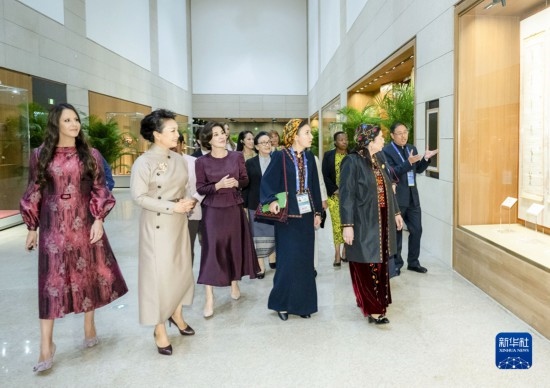  10月18日上午，國家主席習(xí)近平夫人彭麗媛邀請出席第三屆“一帶一路”國際合作高峰論壇的外方領(lǐng)導(dǎo)人夫人參觀中國工藝美術(shù)館（中國非物質(zhì)文化遺產(chǎn)館）。這是彭麗媛同外方領(lǐng)導(dǎo)人夫人聽取中華戲曲文化介紹。新華社記者 翟健嵐 攝