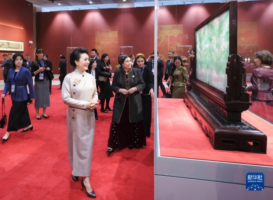  10月18日上午，國家主席習(xí)近平夫人彭麗媛邀請出席第三屆“一帶一路”國際合作高峰論壇的外方領(lǐng)導(dǎo)人夫人參觀中國工藝美術(shù)館（中國非物質(zhì)文化遺產(chǎn)館）。這是彭麗媛同外方領(lǐng)導(dǎo)人夫人參觀展品。新華社記者 丁林 攝