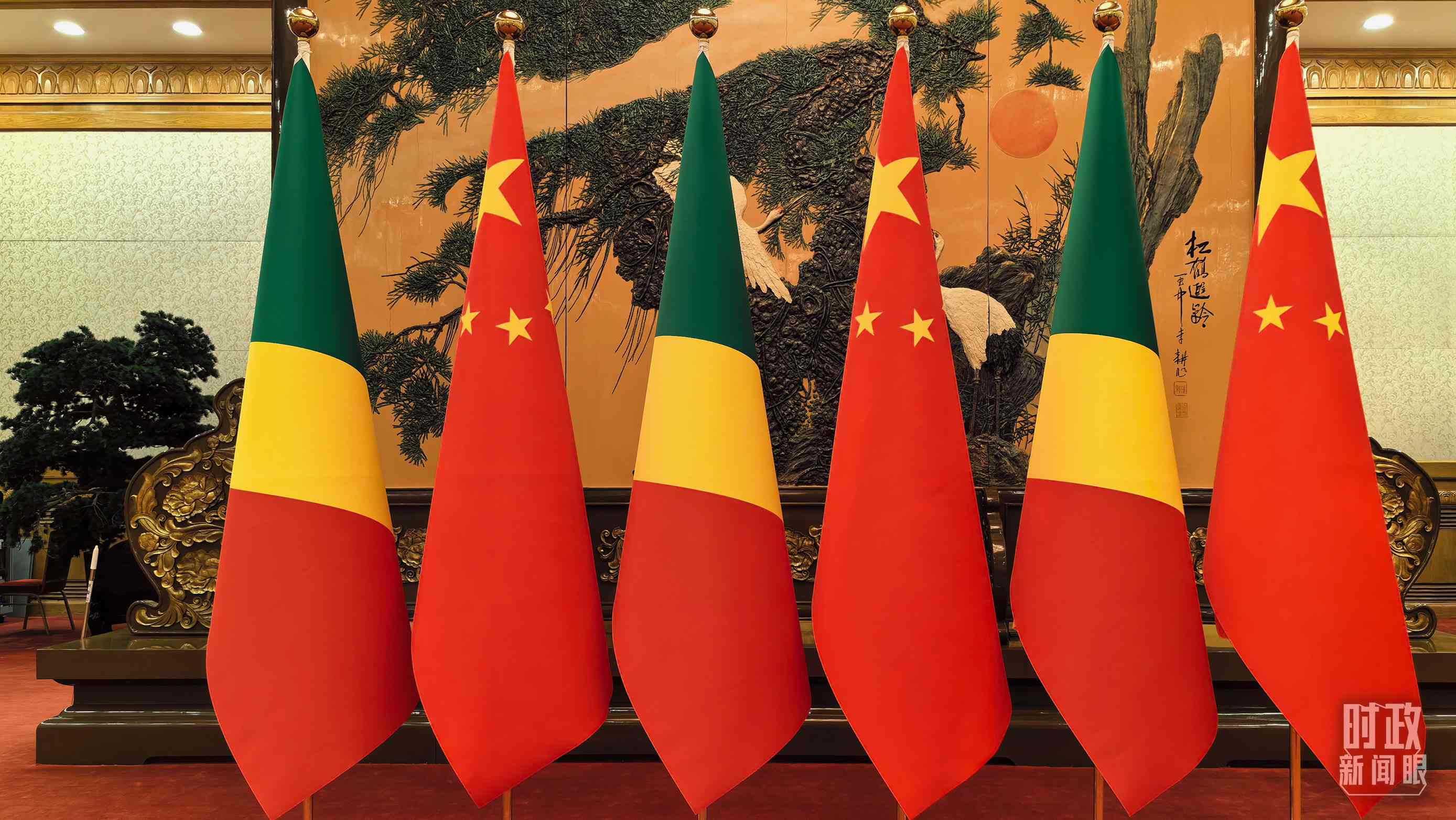 △會見現(xiàn)場的中國、剛果（布）兩國國旗。（總臺央視記者陸泓宇拍攝）