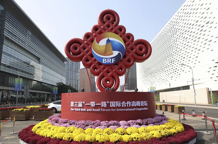 這是在北京國家會議中心附近拍攝的“一帶一路”國際合作高峰論壇景觀布置（10月17日攝）。新華社記者 陳斌 攝