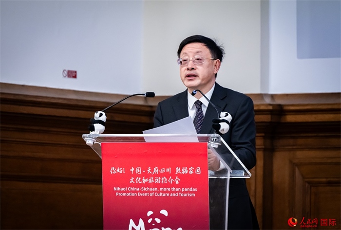 四川省文化和旅游廳廳長(zhǎng)戴允康作文化旅游推介。人民網(wǎng) 郭錦標(biāo)攝