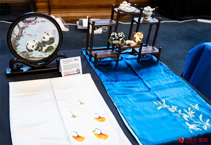 活動(dòng)現(xiàn)場(chǎng)的現(xiàn)場(chǎng)文創(chuàng)展、互動(dòng)體驗(yàn)區(qū)、非遺區(qū)展示。人民網(wǎng) 郭錦標(biāo)攝